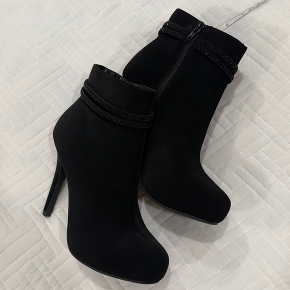 Elegant Black Ankle Boots - Picture 4 of 7